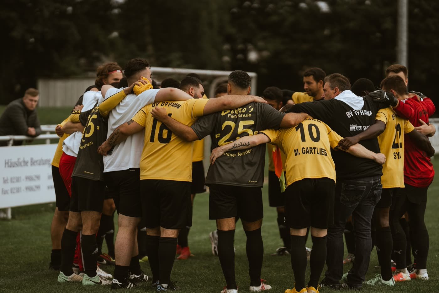 Fußballmannschaft, Arm in Arm im Mannschaftskreis
